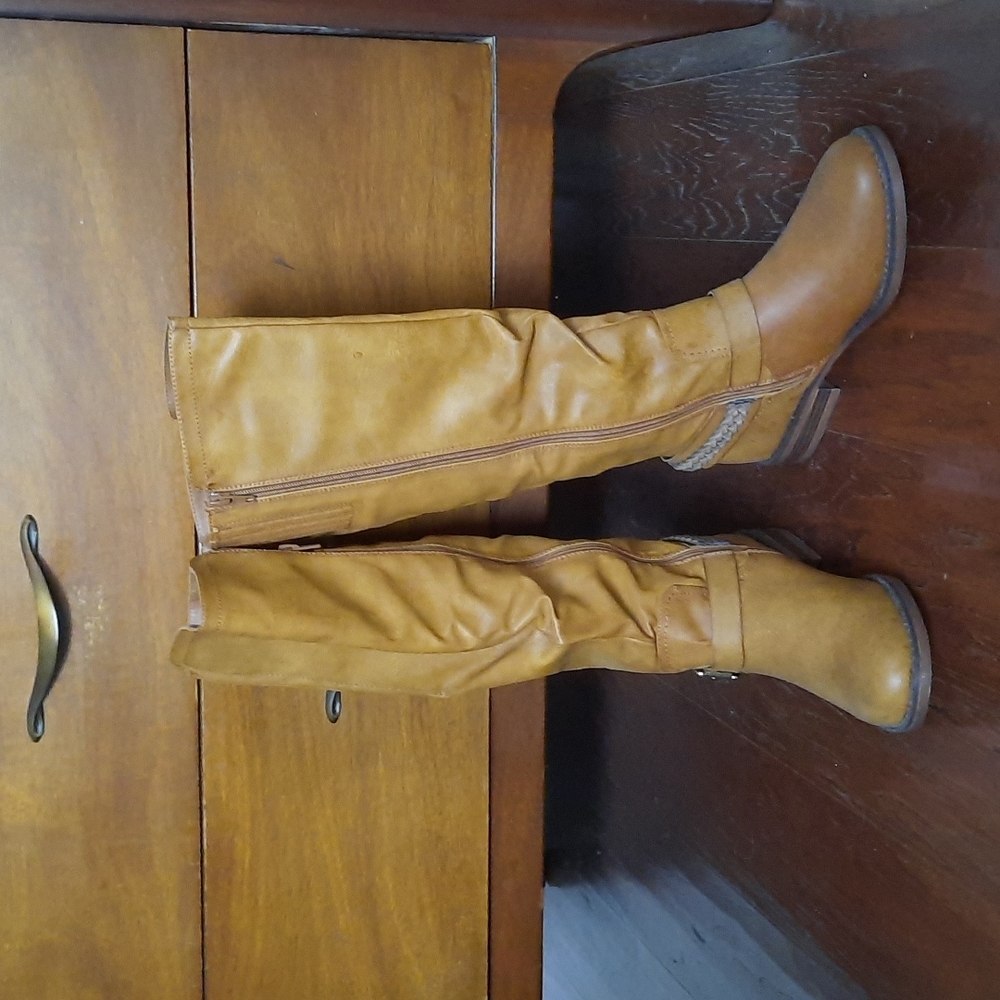 Boots XOXO. Tan Size 8.5 M Like New